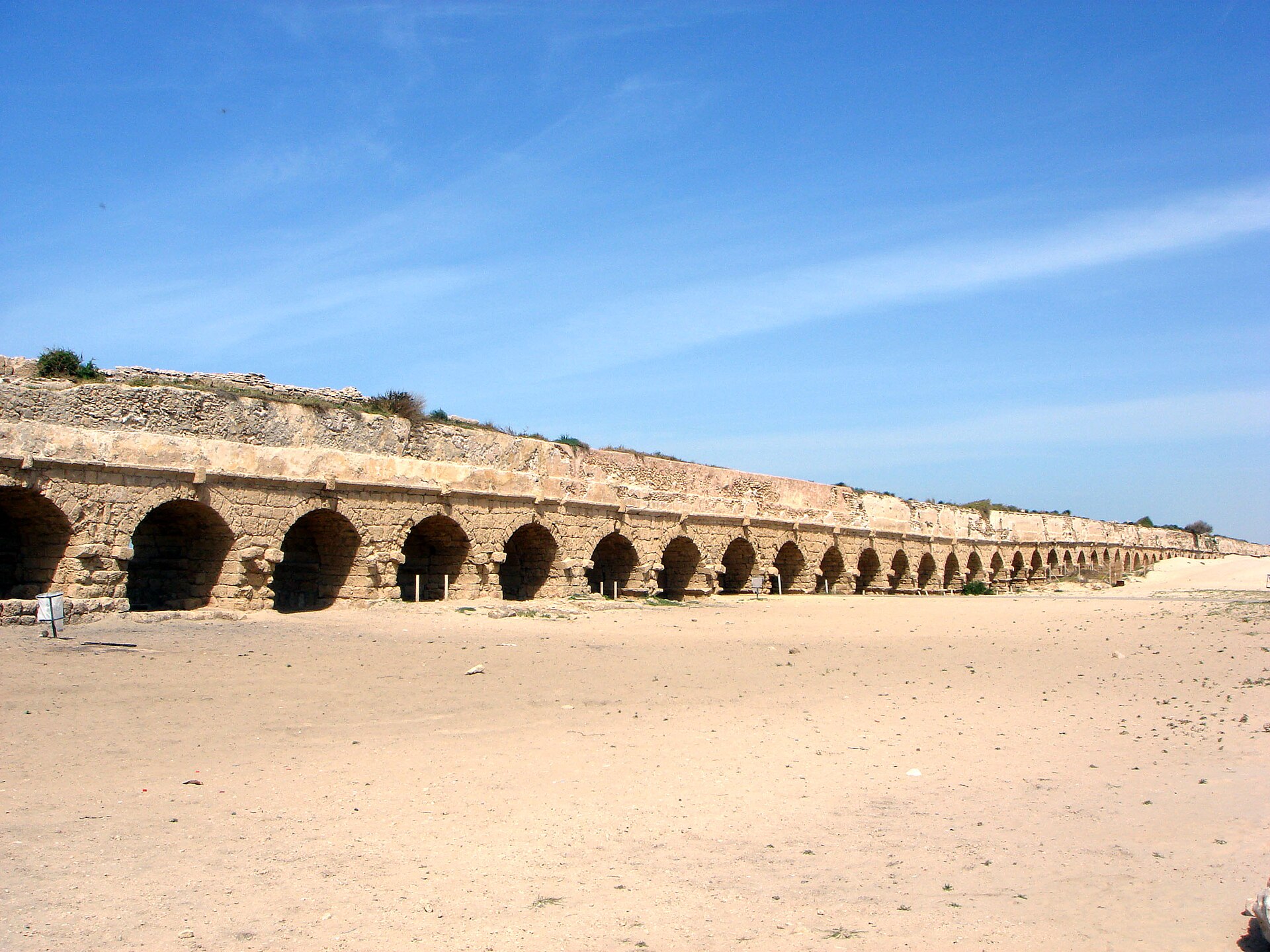 L'aqueduc romain de Césarée maritime, le long du rivage