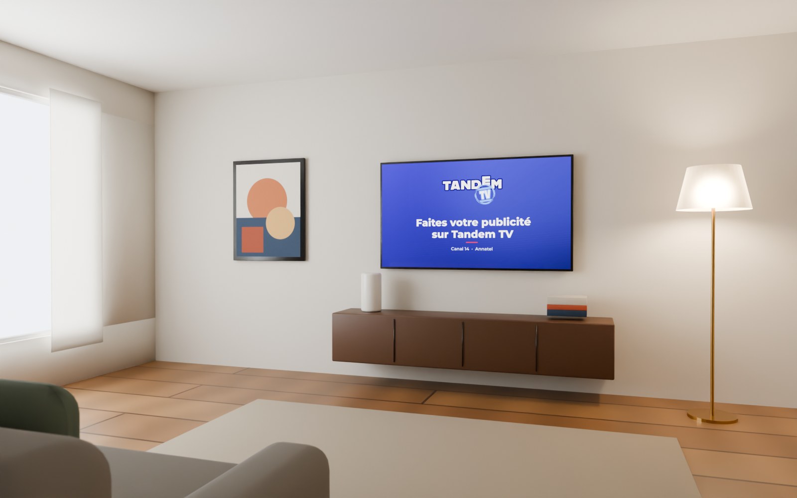 Un salon ; sur l'écran mural : « Faites votre publicité sur Tandem TV »